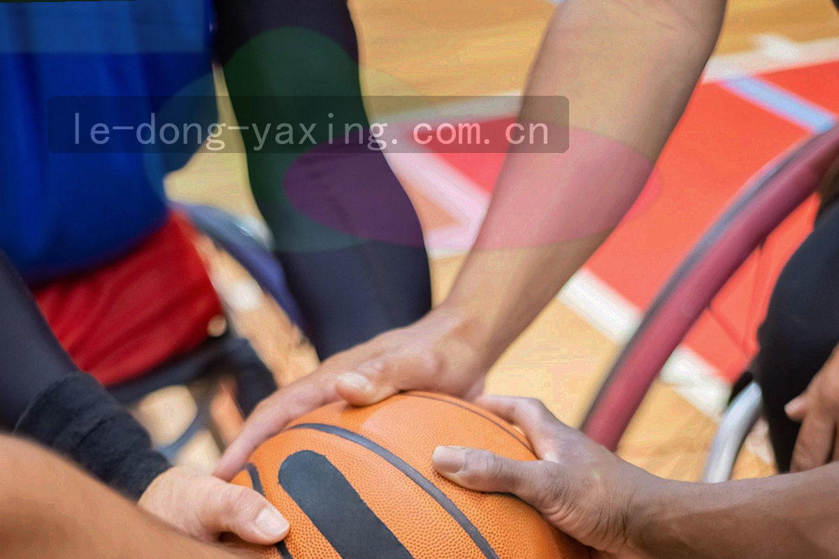 球场中场区域的战术站位线稿示意，标注传递线路与空当区域